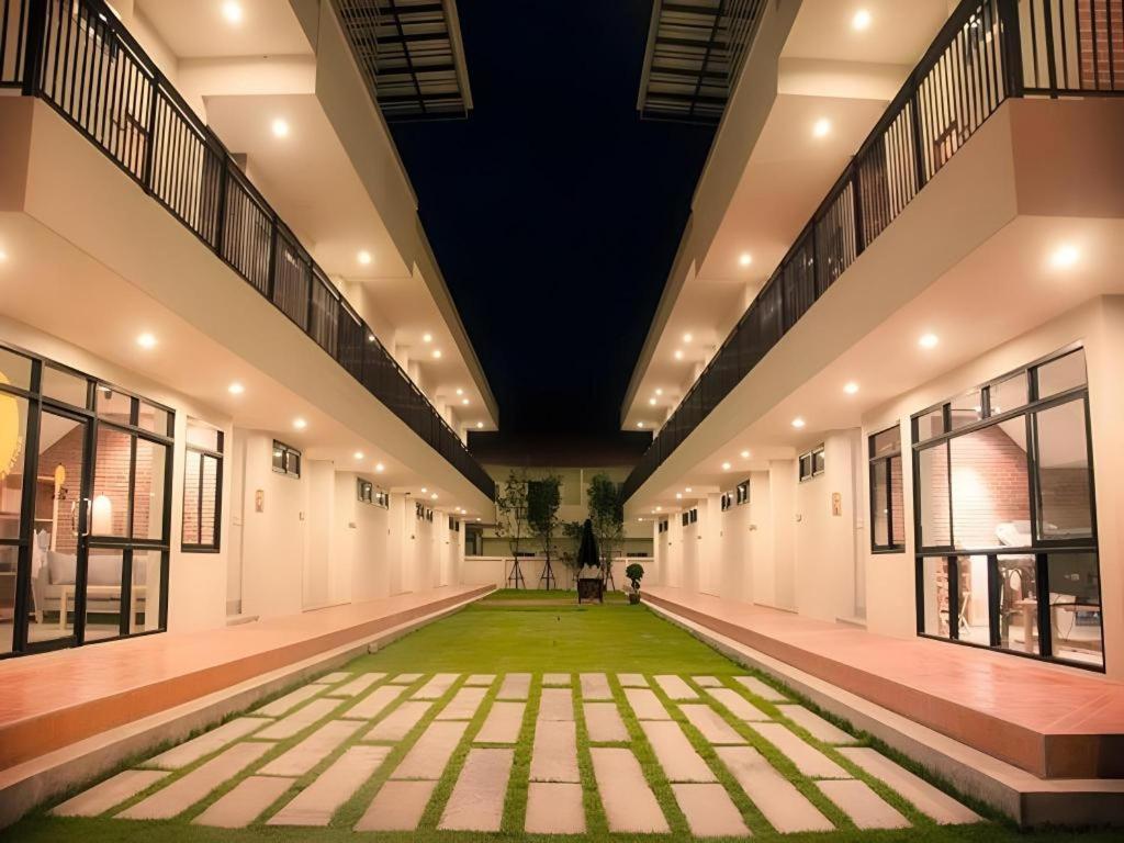 Yellow Moon Hotel Pattaya Exterior photo