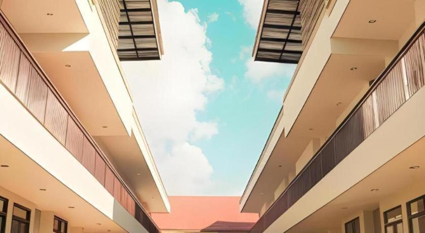 Yellow Moon Hotel Pattaya Exterior photo