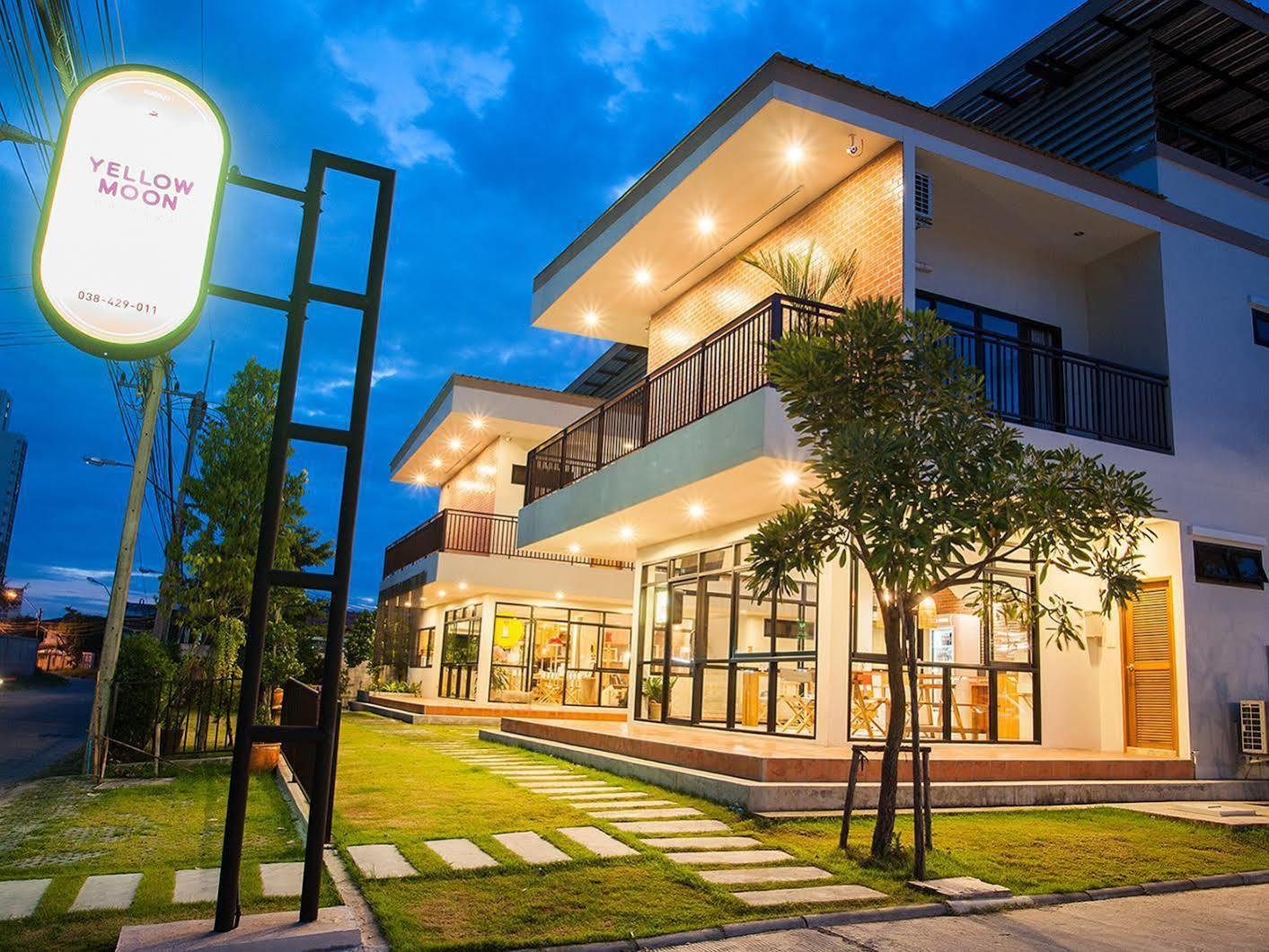 Yellow Moon Hotel Pattaya Exterior photo